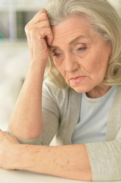 Nahaufnahme Porträt Einer Traurigen Seniorin Tisch — Stockfoto