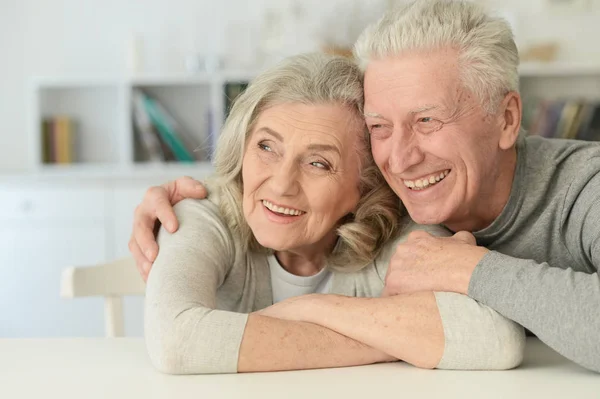 Una Feliz Pareja Ancianos Posando Casa —  Fotos de Stock