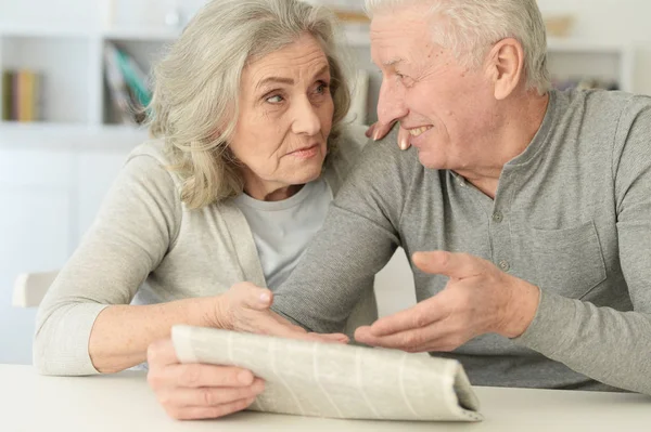 Gros Plan Couple Personnes Âgées Avec Journal Maison — Photo