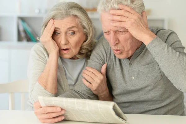 Retrato Close Casal Idosos Com Jornal Casa — Fotografia de Stock