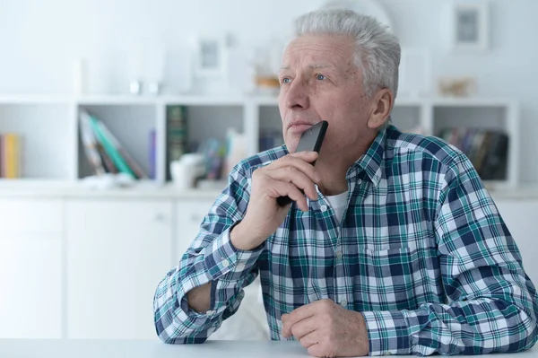 Uomo Anziano Con Telefono Casa — Foto Stock