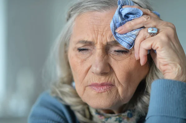 Mujer Mayor Triste Hermosa Con Dolor Cabeza — Foto de Stock