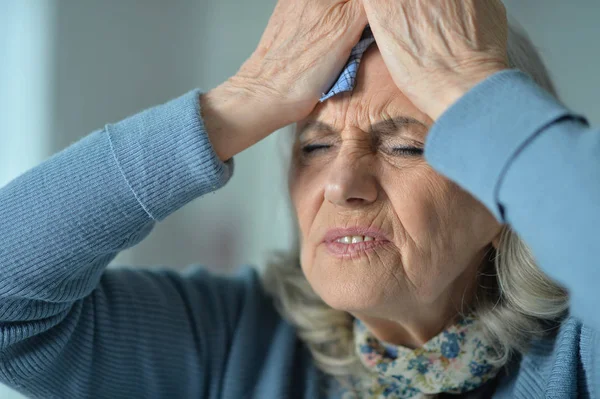 Schöne Traurige Seniorin Mit Kopfschmerzen — Stockfoto