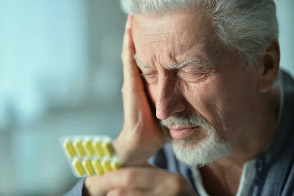 Äldre Sjuk Man Med Piller Hand — Stockfoto