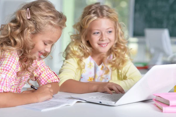 Iki Güzel Küçük Kız Dizüstü Bilgisayar Kullanma Yazma Sınıfı — Stok fotoğraf
