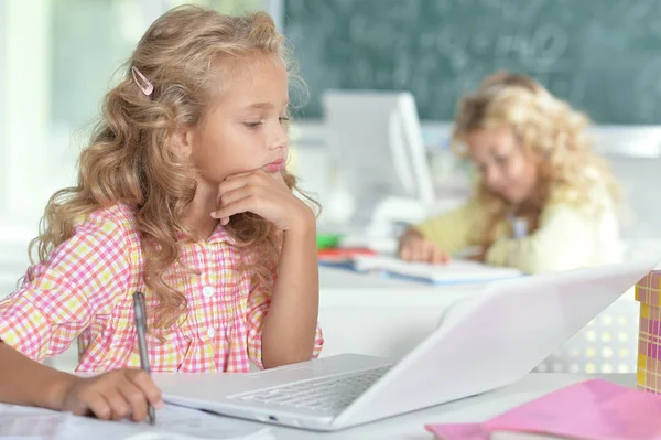 Zwei Hübsche Kleine Mädchen Die Unterricht Mit Computern Arbeiten — Stockfoto