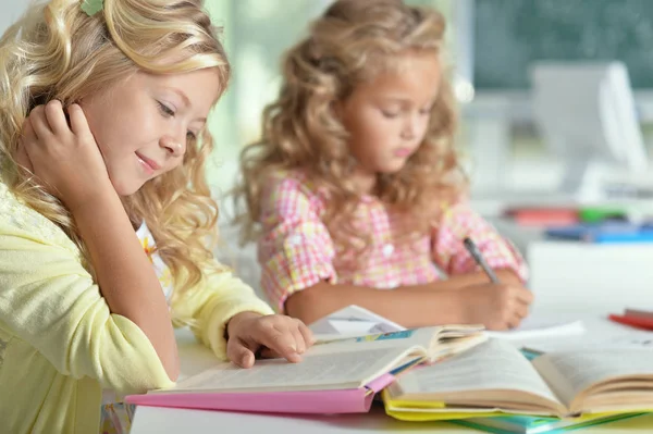 Deux Belles Petites Filles Classe Lisent Livre Écrivent Carnet — Photo