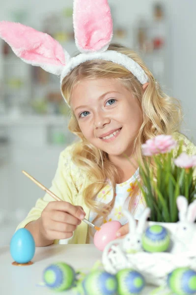 Meisje Schilderij Eieren Voor Paasvakantie — Stockfoto