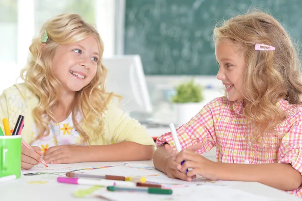 Duas Meninas Bonitas Aula Arte Divertir Pintar Lápis Cores — Fotografia de Stock