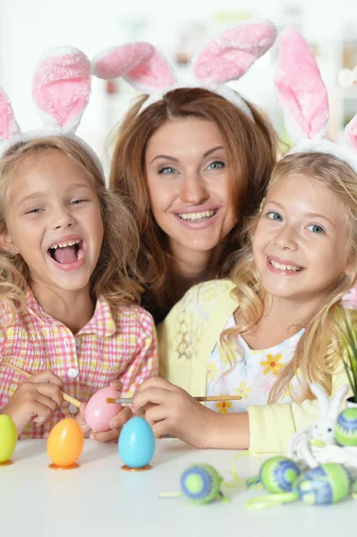 Gelukkig Jonge Moeder Met Haar Schattige Dochters Konijn Oren Dragen — Stockfoto