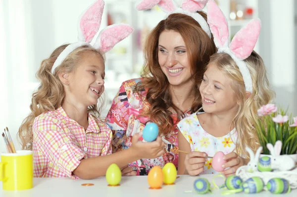 Gelukkig Jonge Moeder Met Haar Schattige Dochters Konijn Oren Dragen — Stockfoto