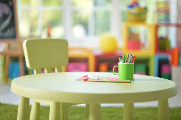 Cup Met Potloden Kleurrijke Tekening Keukentafel — Stockfoto