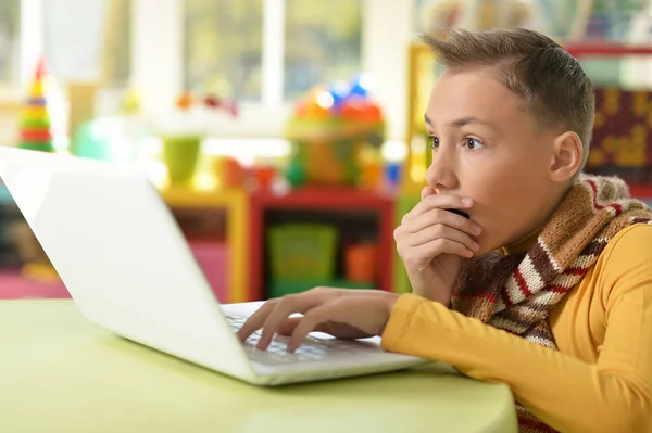 Young Boy Using Laptop Home — Stock Photo, Image
