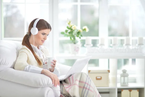 Giovane Bella Donna Che Ascolta Musica Casa — Foto Stock