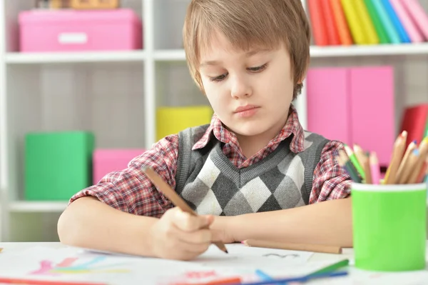 Kleine jongen tekening — Stockfoto