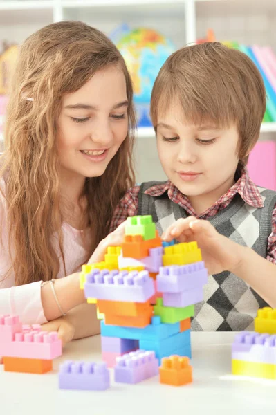 Niño y niña jugando lego juego — Foto de Stock