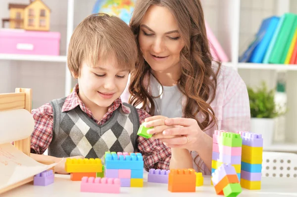 Kvinna och pojke spela lego spel — Stockfoto