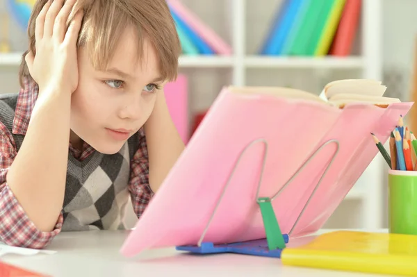 Chico haciendo tarea — Foto de Stock