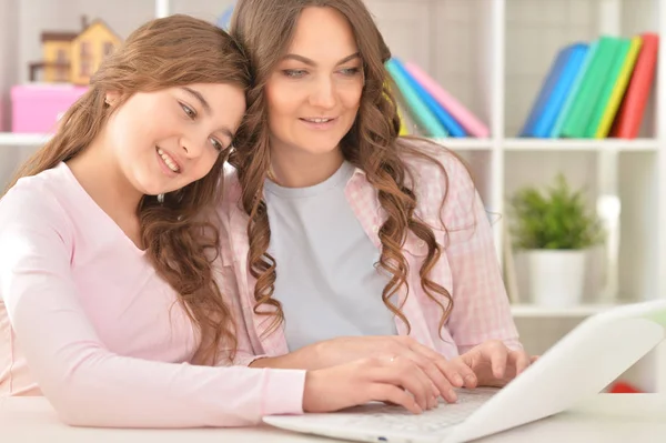 Mutter und Tochter mit Laptop — Stockfoto