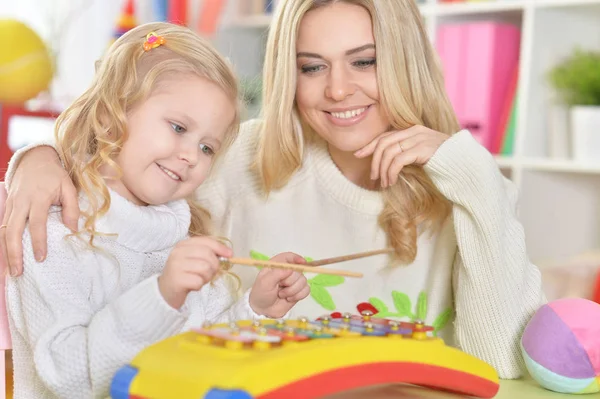 Moeder met dochtertje — Stockfoto