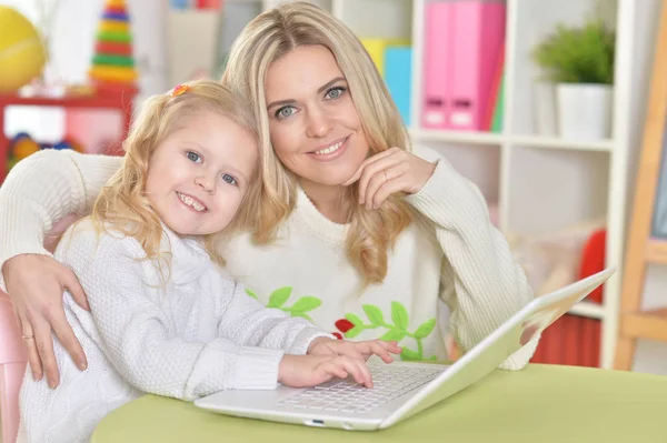 Madre con hija pequeña — Foto de Stock