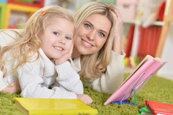 Madre con hija pequeña — Foto de Stock