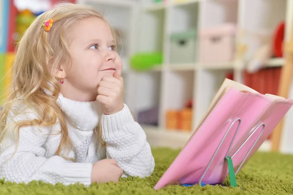 Niedliches kleines Mädchen — Stockfoto