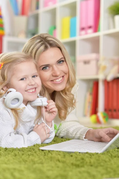 Moeder met dochtertje — Stockfoto