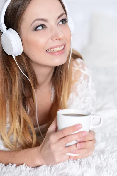 Jovem Bela Mulher Ouvindo Música Sofá Casa — Fotografia de Stock