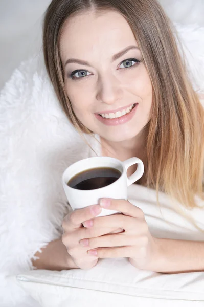 Junge Schöne Frau Mit Einer Tasse Tee Auf Dem Sofa — Stockfoto