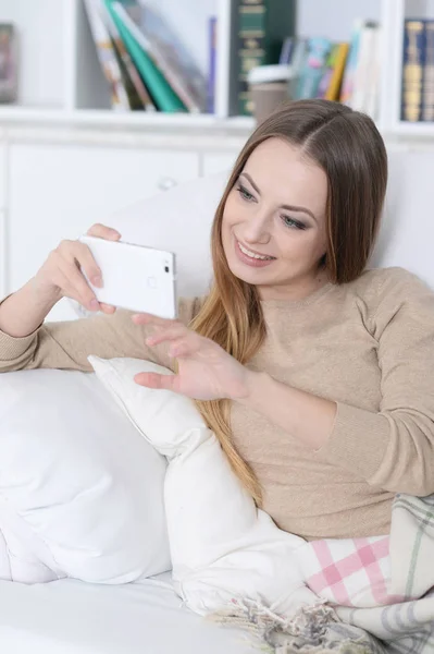 Mladá Krásná Žena Doma Užívat Selfie — Stock fotografie