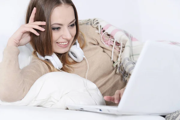 Jovem Mulher Bonita Usando Laptop Casa — Fotografia de Stock