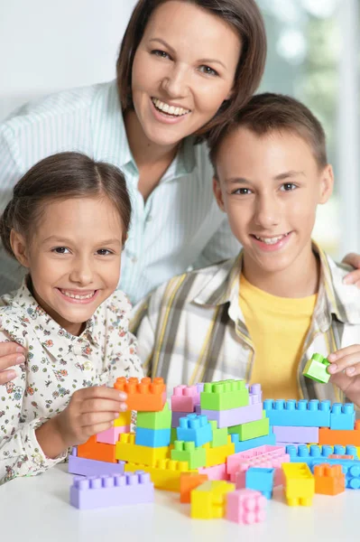 Matka Dzieci Bawiące Się Kolorowych Plastikowych Klocków Razem — Zdjęcie stockowe