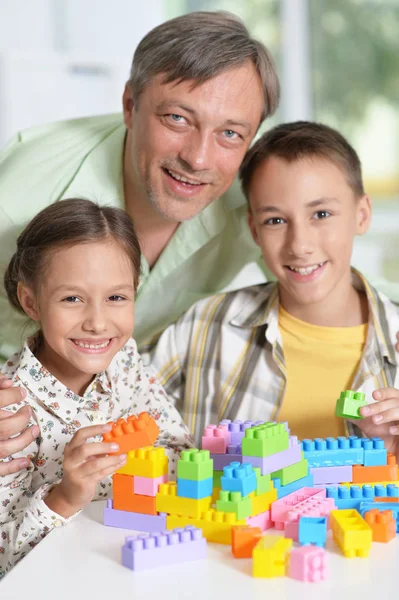 Retrato Pai Filhos Brincando Com Blocos Plástico Coloridos Olhando Para — Fotografia de Stock