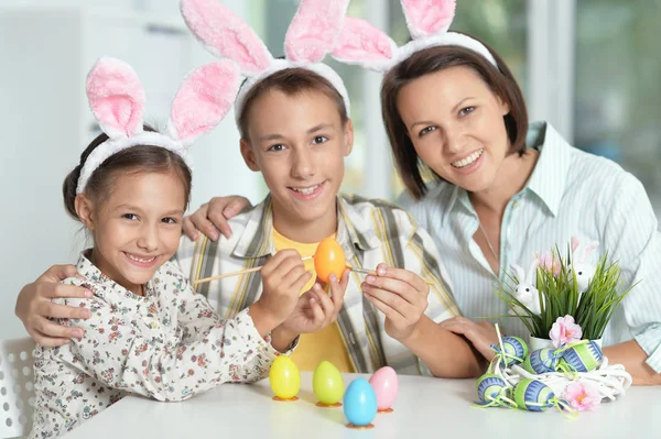 Moeder Met Haar Zoon Dochter Dragen Bunny Oren Schilderij Eieren — Stockfoto