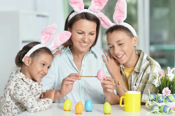 Moeder Met Haar Zoon Dochter Dragen Bunny Oren Schilderij Eieren — Stockfoto