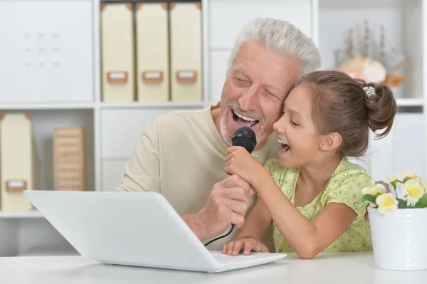 Ritratto Ragazza Nonno Con Computer Portatile Casa — Foto Stock