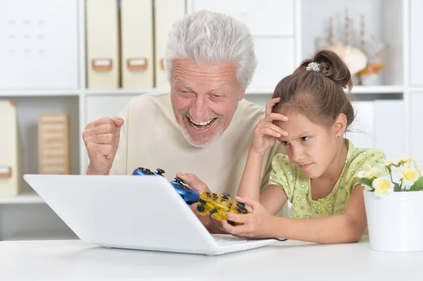 Känslomässiga Senior Mannen Med Barnbarn Spelar Dataspel Laptop Hemma — Stockfoto