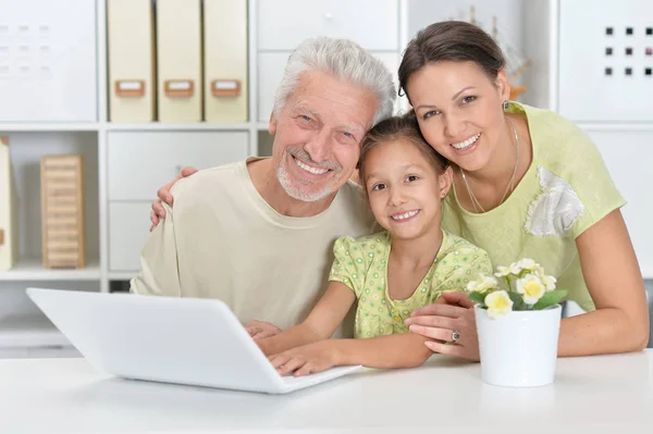 Farfar Dotter Och Barnbarn Använder Laptop Tillsammans — Stockfoto
