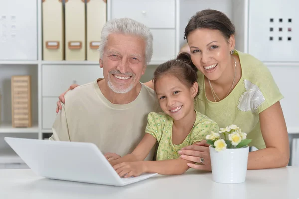 Grootvader Dochter Kleindochter Laptop Samen Gebruiken — Stockfoto