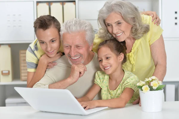 Abuelos Nietos Utilizando Ordenador Portátil Juntos — Foto de Stock