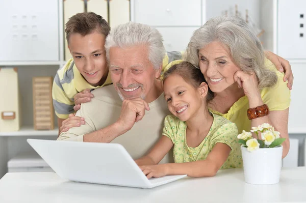 Avós Netos Usando Laptop Juntos — Fotografia de Stock
