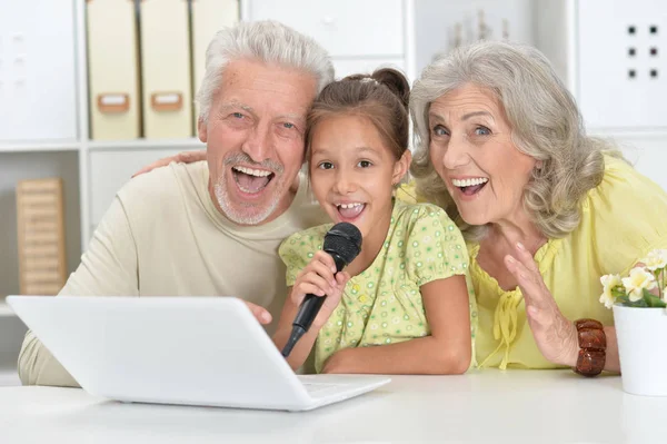 Avós Com Sua Neta Cantando Karaoke Com Laptop Casa — Fotografia de Stock