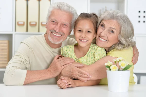 Großeltern Mit Ihrer Enkelin Posieren Hause — Stockfoto
