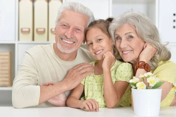 Großeltern Mit Enkelin Posieren Hause — Stockfoto