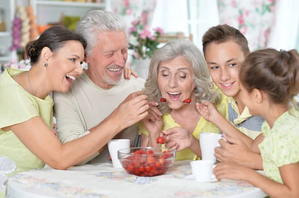 Grande Família Feliz Comer Morangos Frescos Cozinha — Fotografia de Stock