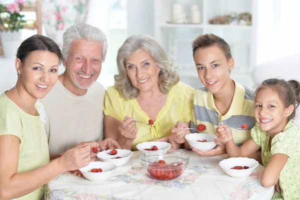 Big Happy Family Eating Fresh Strawberries Kitchen — Stock Photo, Image