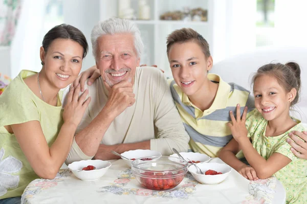 Grande Família Feliz Comer Morangos Frescos Cozinha — Fotografia de Stock