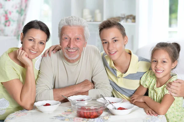 Grande Família Feliz Comer Morangos Frescos Cozinha — Fotografia de Stock