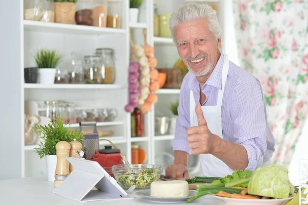 Hombre Mayor Preparando Cena Cocina — Foto de Stock